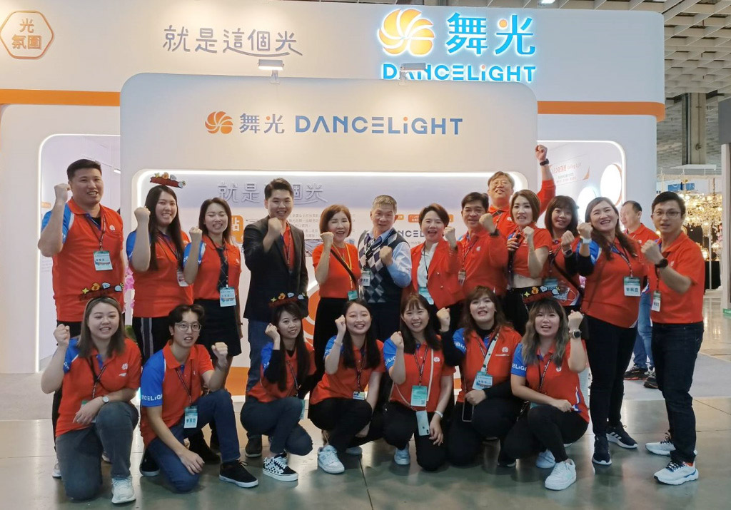 展晟照明董事長王金蓮（第二排左五）率領高階主管與優秀團隊們合影。圖／陳又嘉