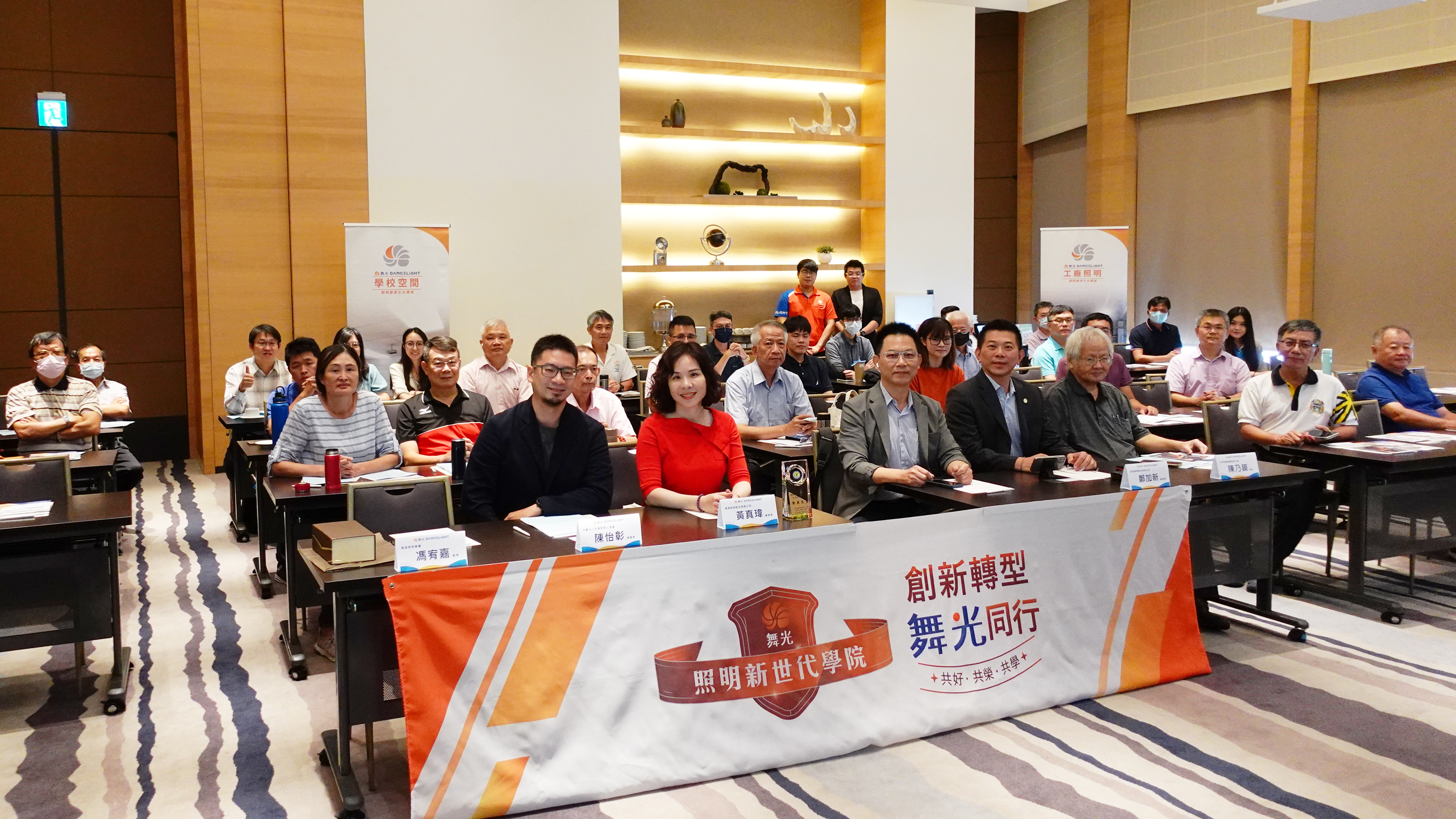 體驗館不時舉辦說明會，邀請在地民眾、業者、經銷夥伴參觀體驗，活化與在地的連結。