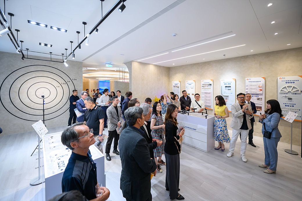 與會貴賓參與舞光台南燈光體驗館導覽，伴隨專業講師解說，親身體驗燈光如何形塑空間氛圍。