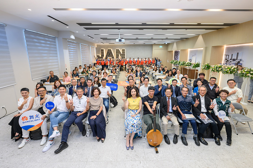 展晟照明集團旗下「舞光」品牌，台南近百坪燈光體驗館暨照明新世代學院揭幕，參與貴賓共同合影。