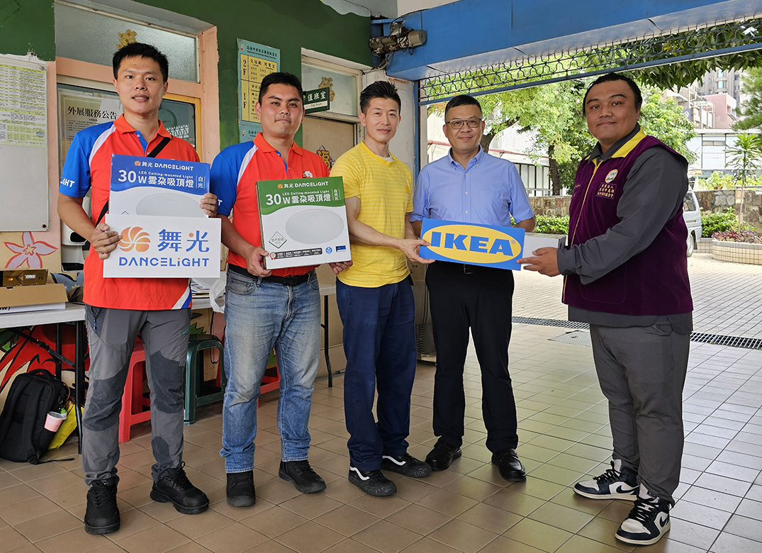202508-高雄市經發局公益捐贈-合影2