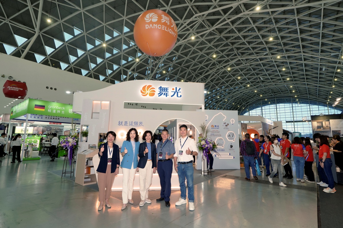 展晟照明集團旗下照明品牌「舞光」，以探索照明未來趨勢大陣仗參展高雄建材展，集團成員親臨展區加油打氣。