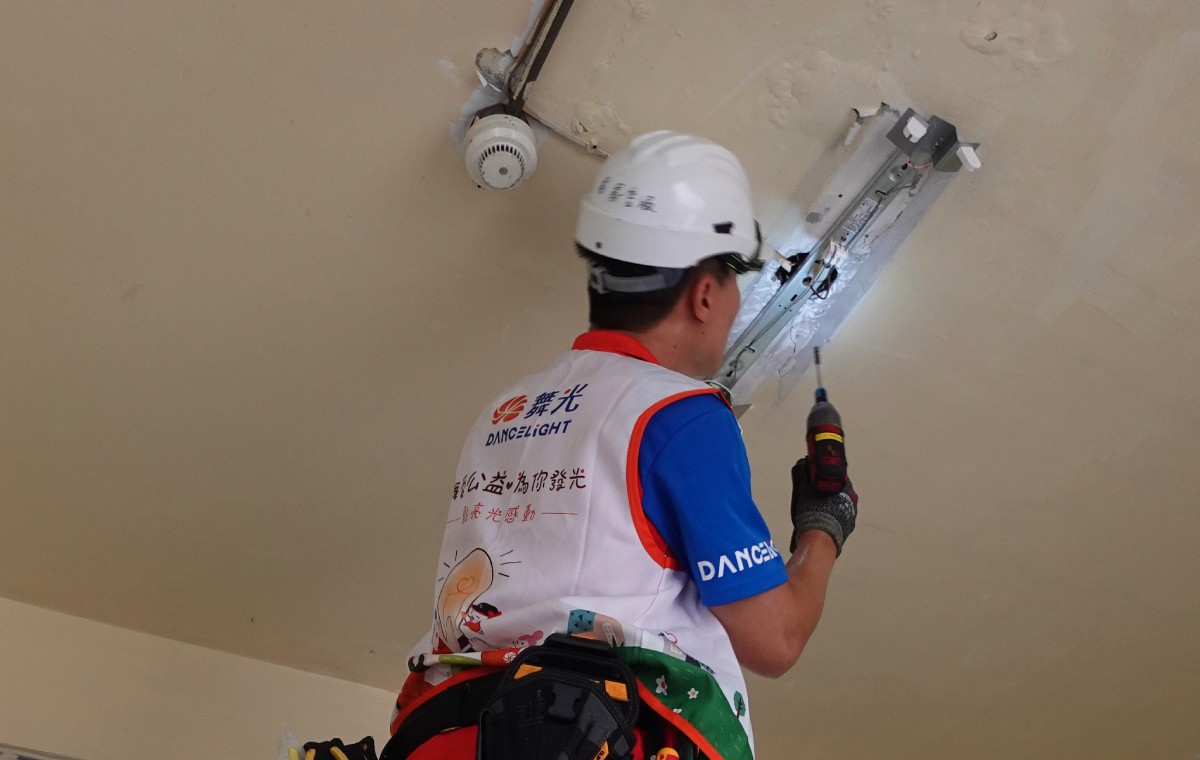 2025-舞愛公益-高市經發局_換燈中_隔離室