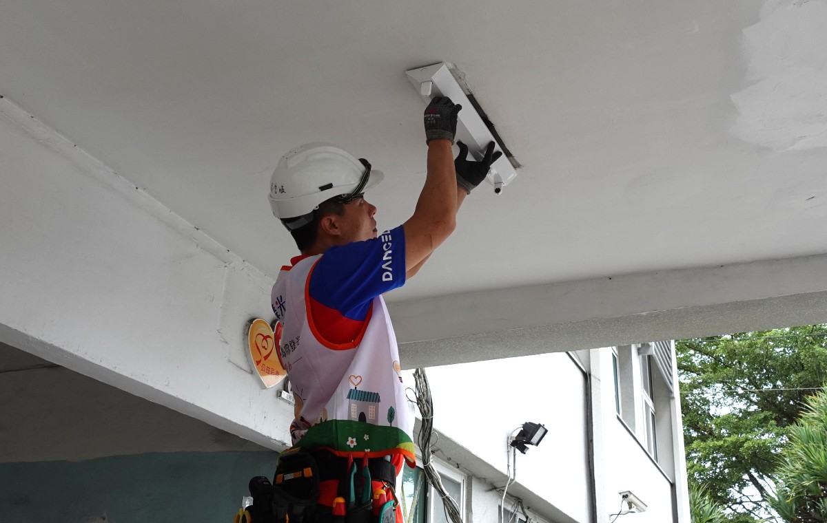 2025-舞愛公益-高市經發局_換燈中_騎樓