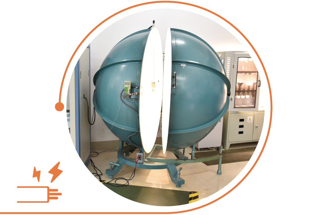 透過科學儀器（積分球、配光曲線）精準測量每盞燈的亮度、色彩還原能力與色溫、照射均勻度。