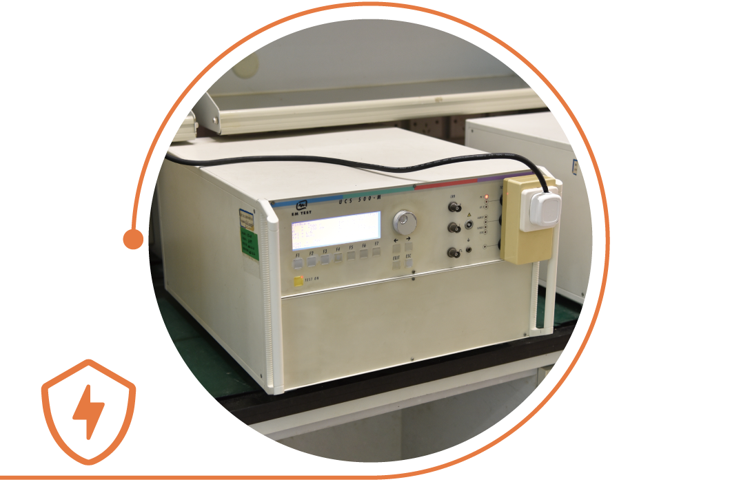 模擬雷擊或電壓異常時的電流衝擊，驗證驅動與電路能否正常運作、不被燒毀。