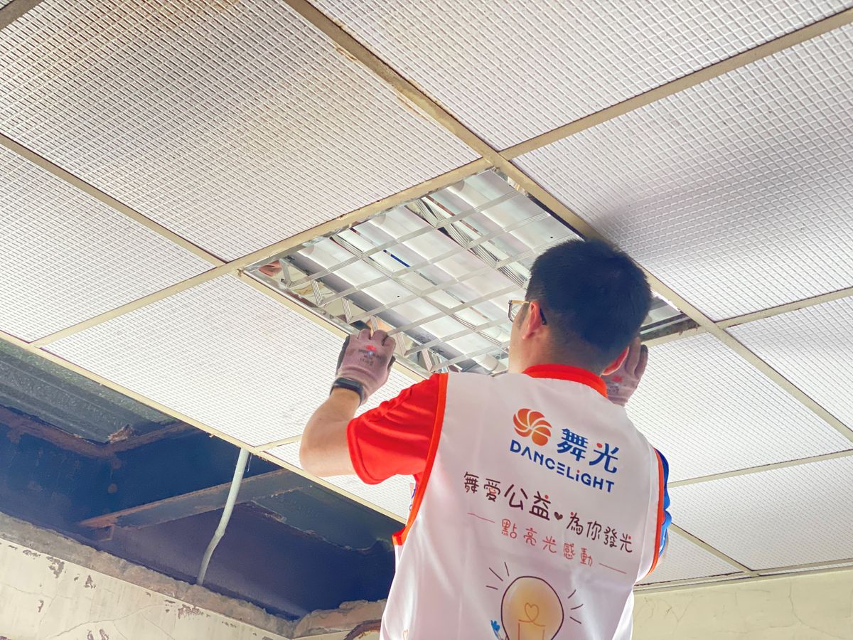 圖片說明：舞光每年與公益團體合作，為弱勢家庭更換照明燈具
